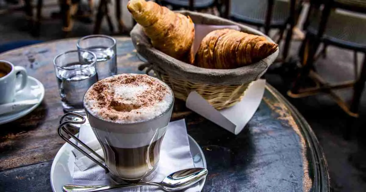 Cultura de Café en París: Croissants, Cafe y Como Ordenar Como un Local