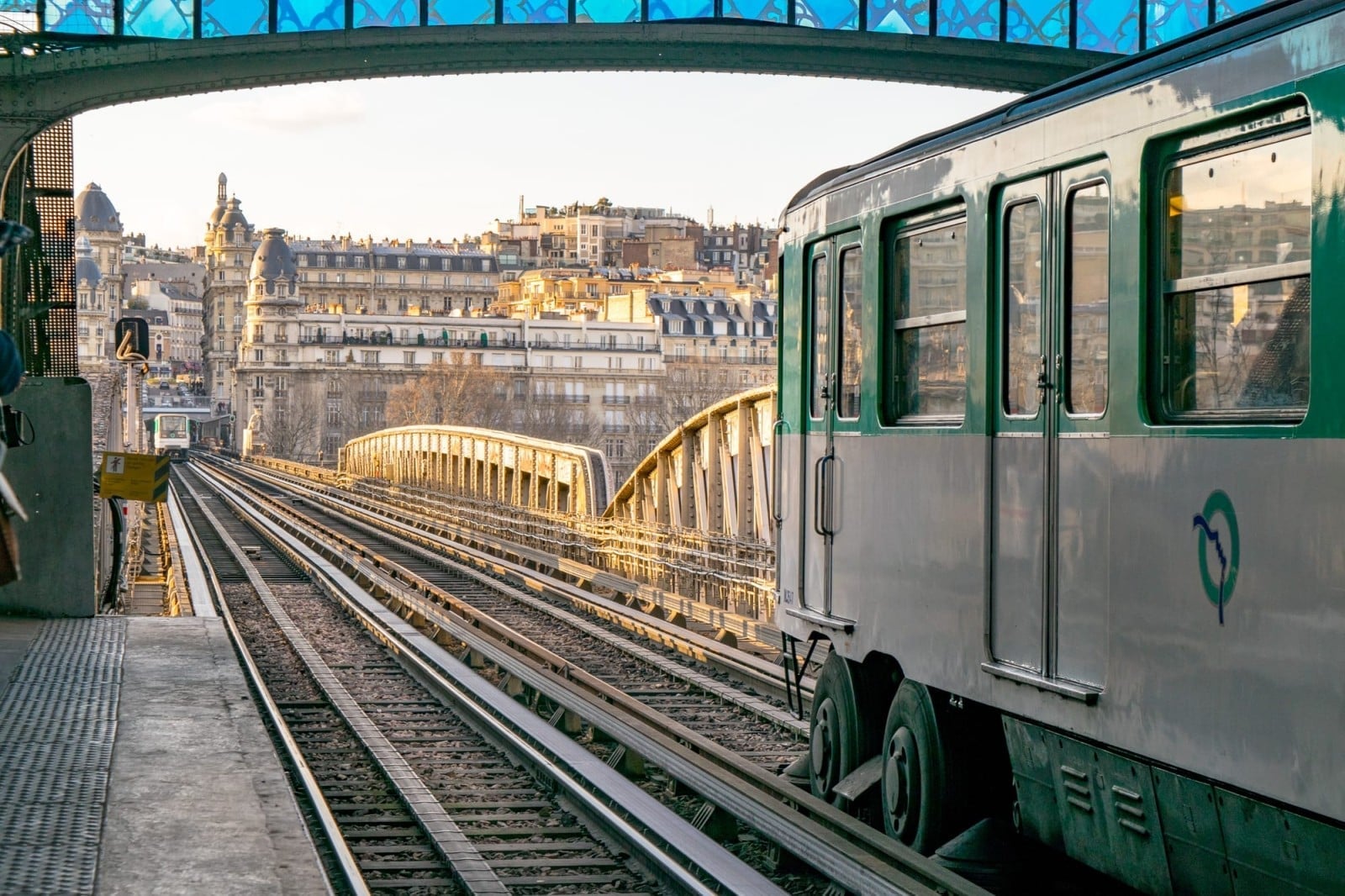 Guia Completa del Metro de París: Navega Como un Parisino Sin Confusiones